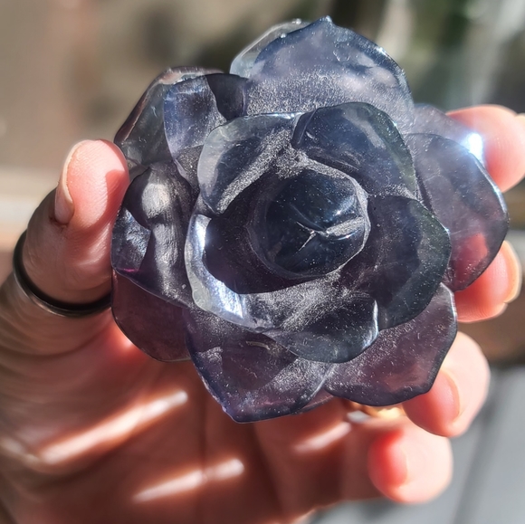 Gorgeous large purple Fluorite Rose handcarved crystal - Picture 2 of 6
